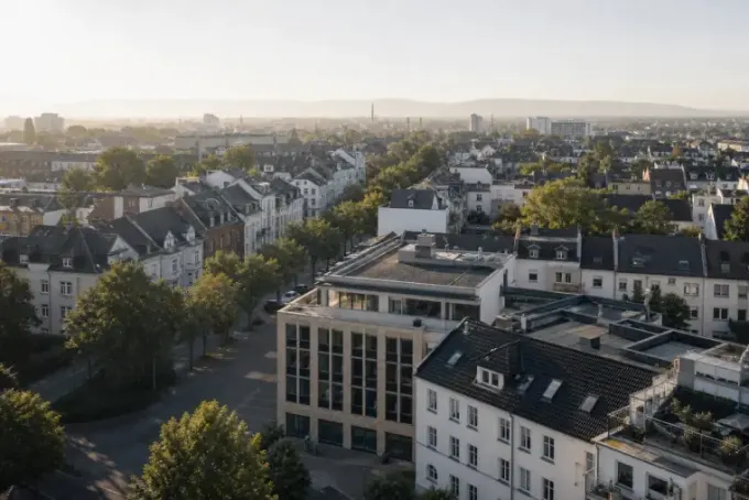 Stadtquartier mit Wohn- und Gewerbeimmobilien aus erhöhter Perspektive